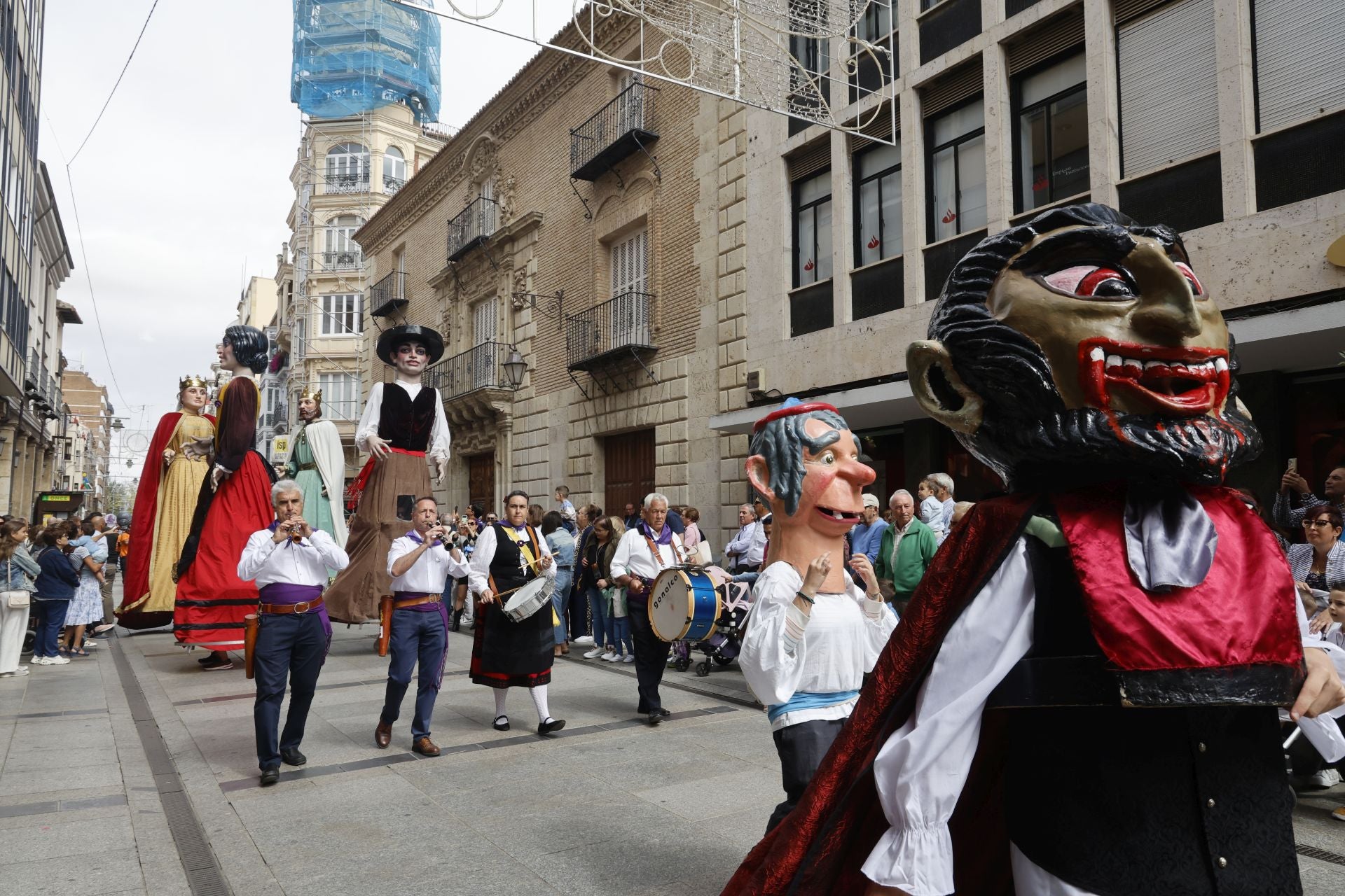 Así ha sido el desfile de los gigantes, cabezudos y peñas hasta la Plaza Mayor