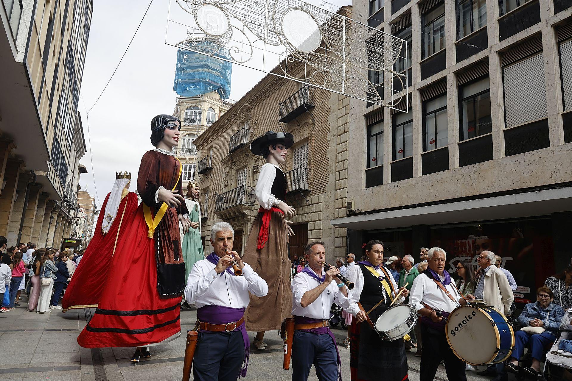 Así ha sido el desfile de los gigantes, cabezudos y peñas hasta la Plaza Mayor