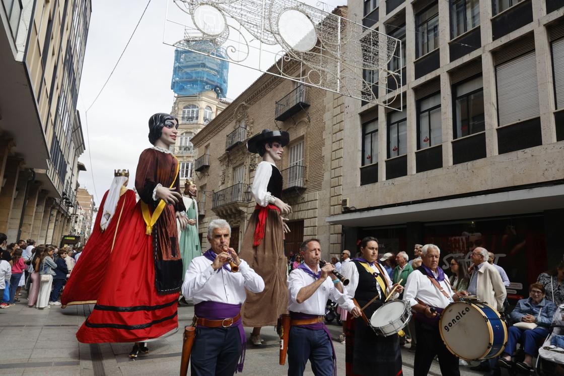 Así ha sido el desfile de los gigantes, cabezudos y peñas hasta la Plaza Mayor