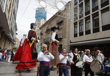 Así ha sido el desfile de los gigantes, cabezudos y peñas hasta la Plaza Mayor