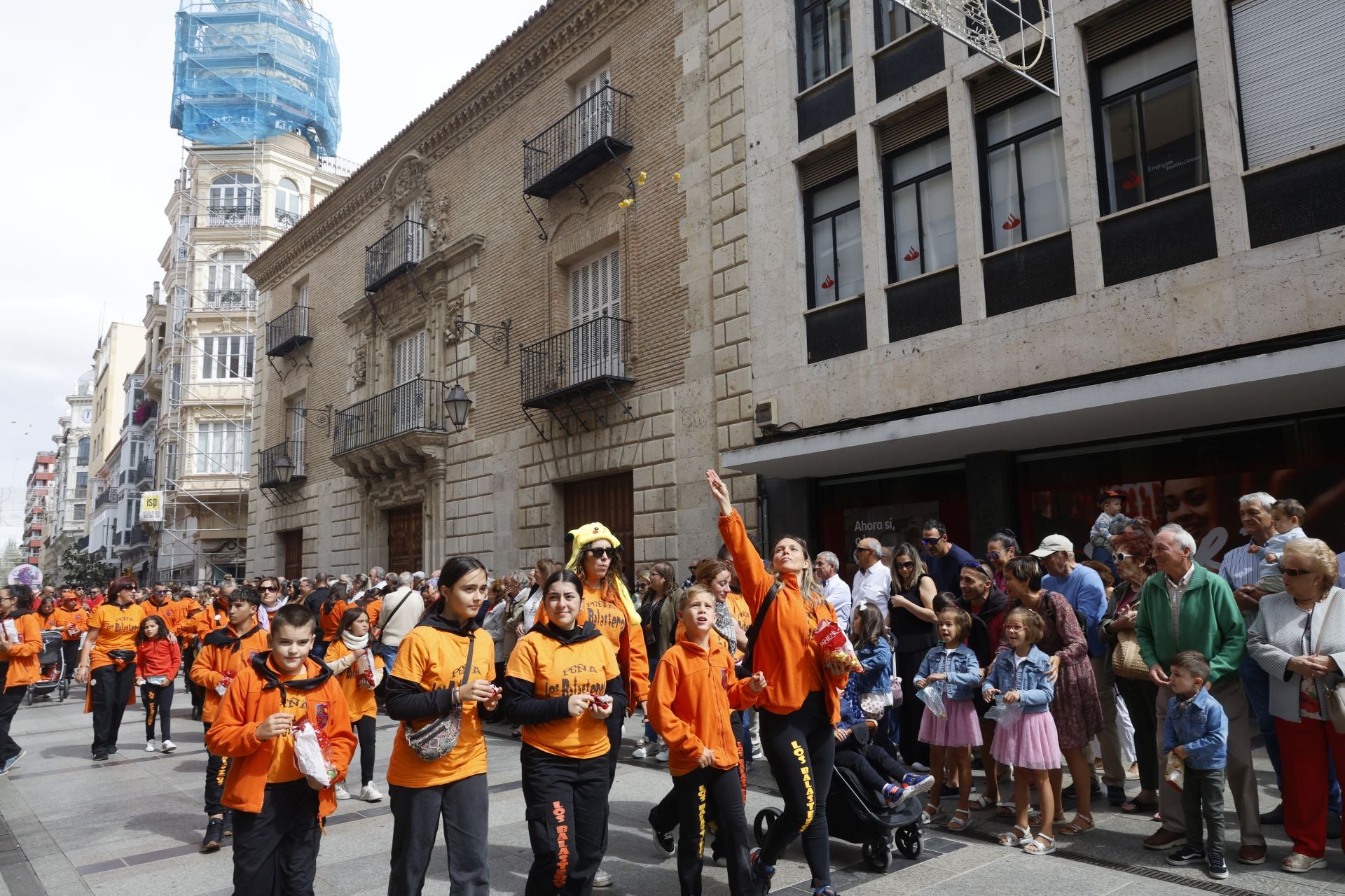 Así ha sido el desfile de los gigantes, cabezudos y peñas hasta la Plaza Mayor