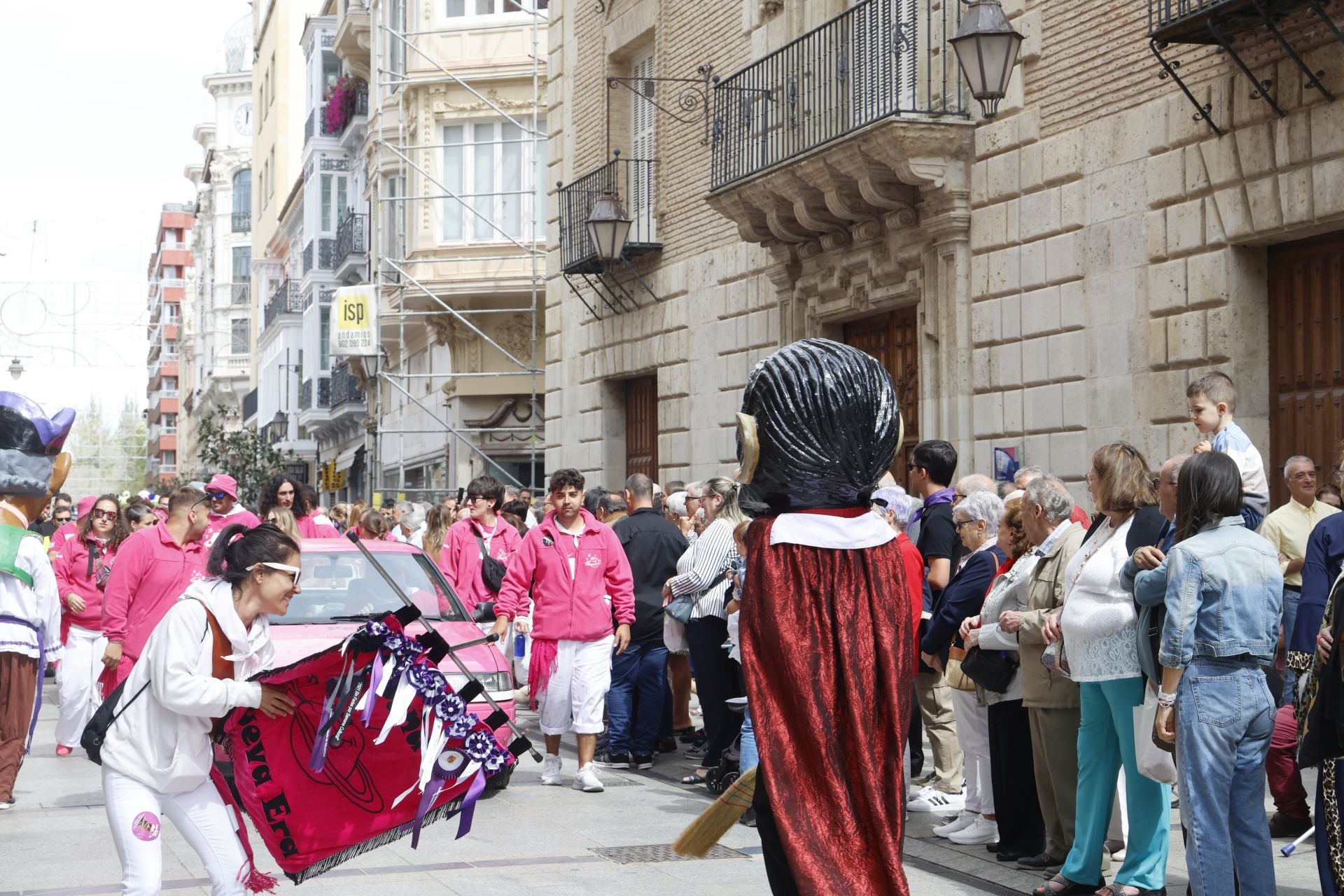 Así ha sido el desfile de los gigantes, cabezudos y peñas hasta la Plaza Mayor