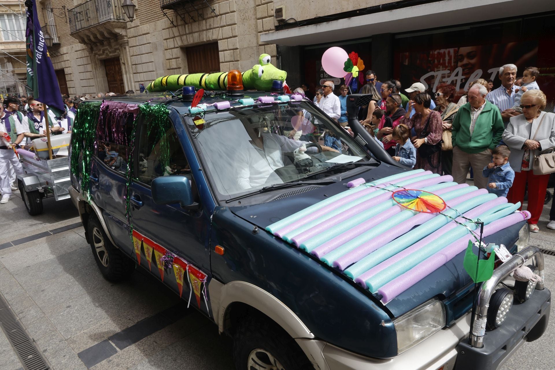 Así ha sido el desfile de los gigantes, cabezudos y peñas hasta la Plaza Mayor