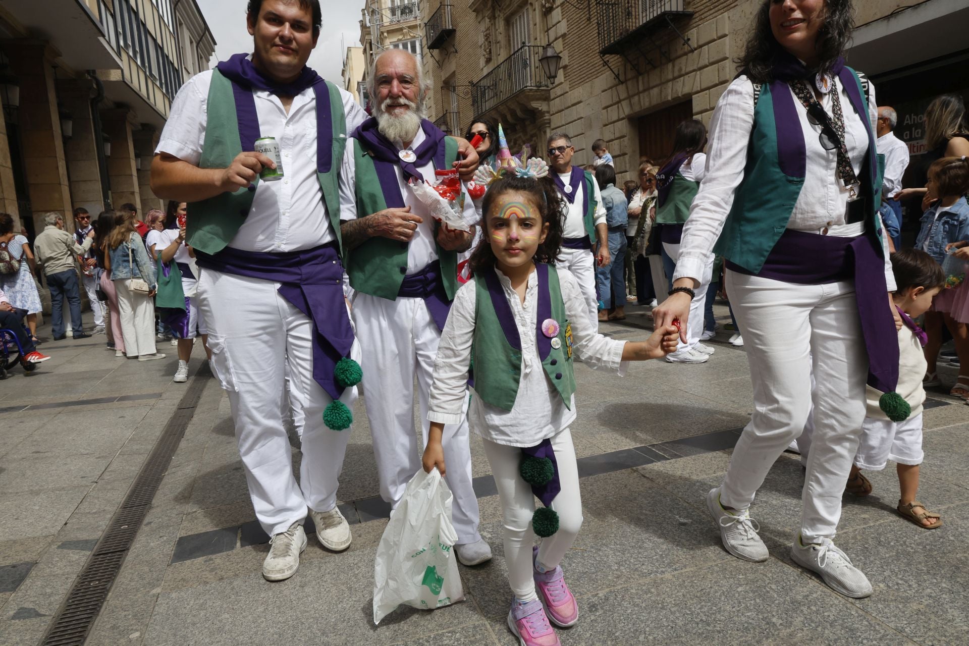Así ha sido el desfile de los gigantes, cabezudos y peñas hasta la Plaza Mayor