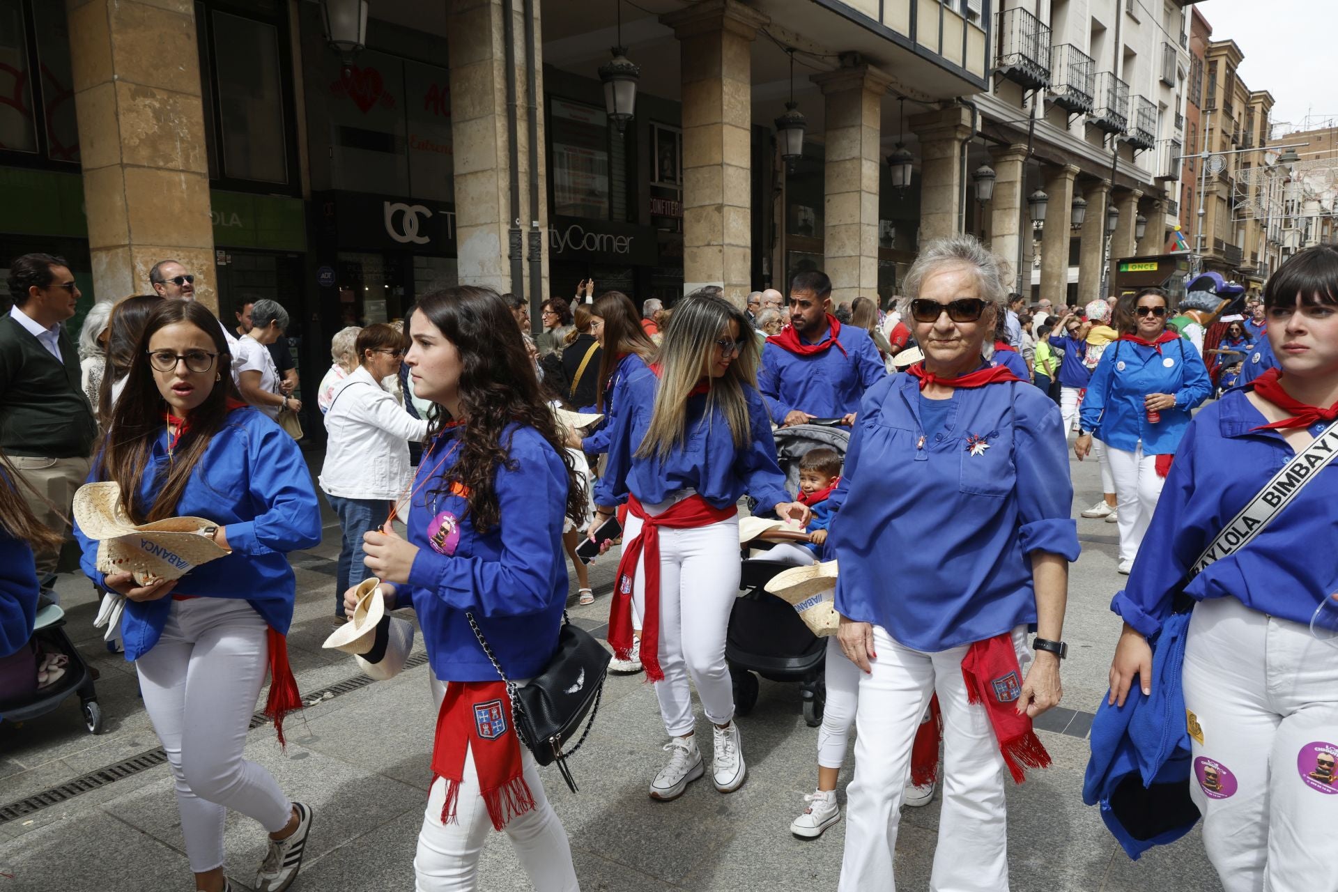 Así ha sido el desfile de los gigantes, cabezudos y peñas hasta la Plaza Mayor