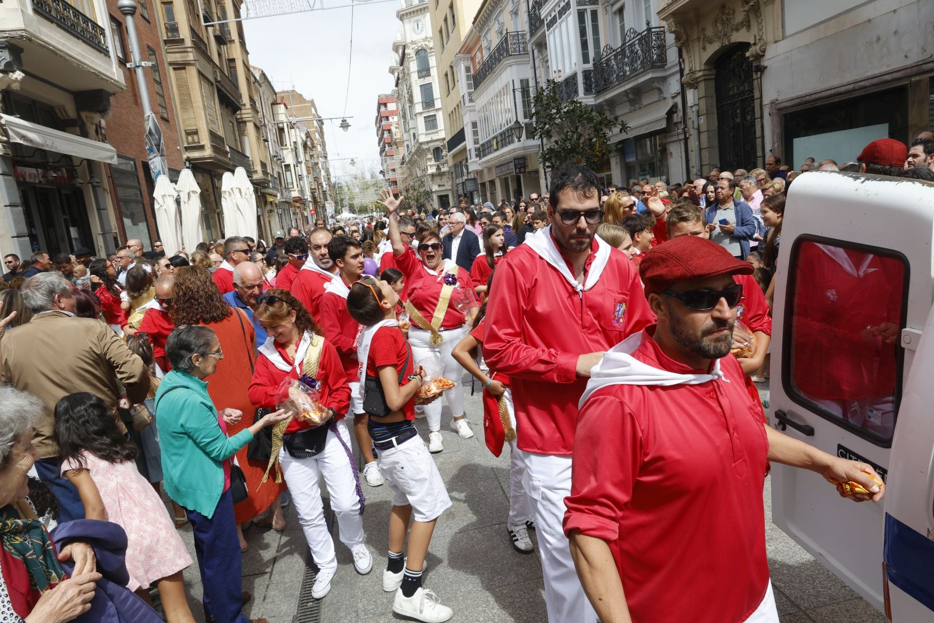 Así ha sido el desfile de los gigantes, cabezudos y peñas hasta la Plaza Mayor