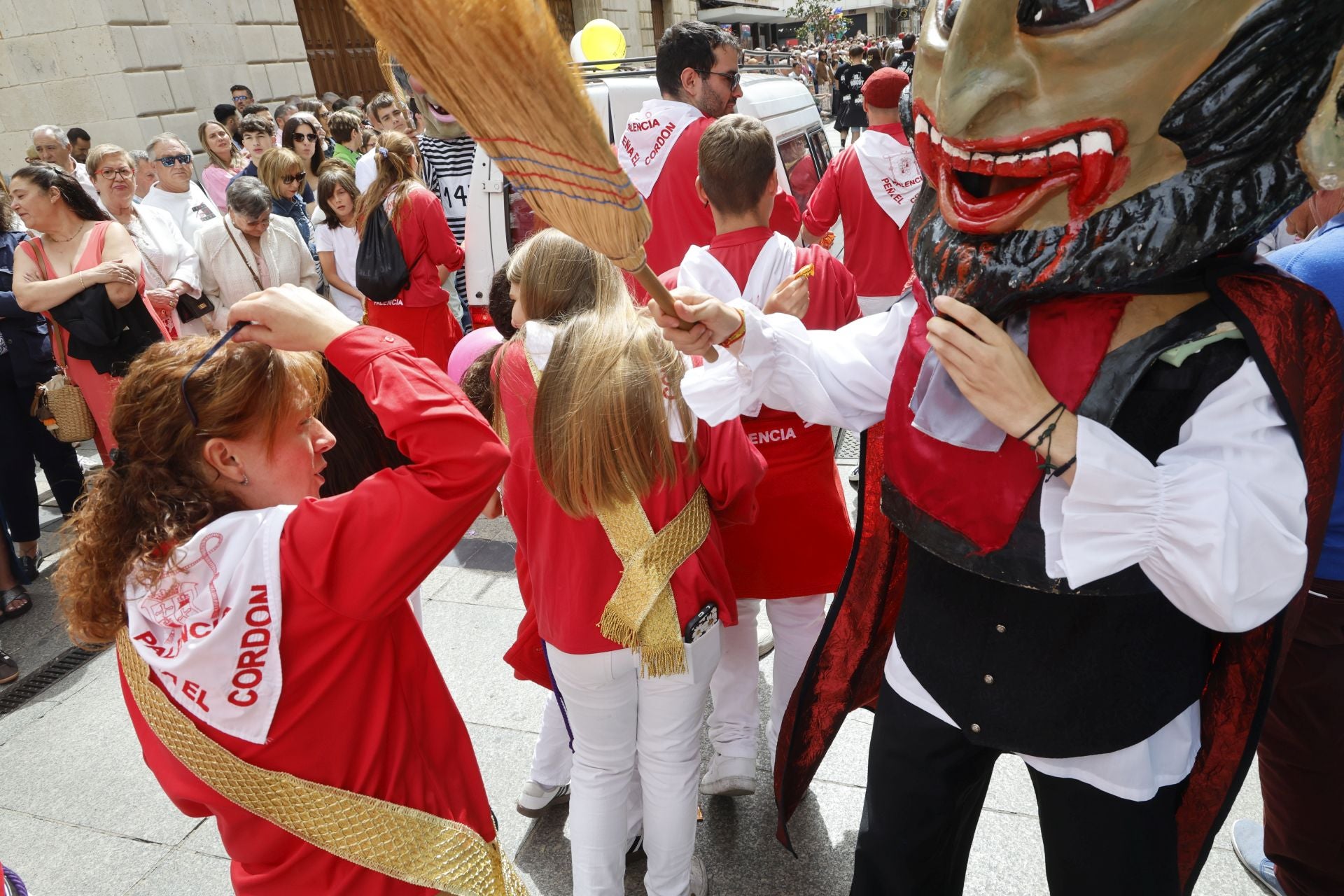 Así ha sido el desfile de los gigantes, cabezudos y peñas hasta la Plaza Mayor
