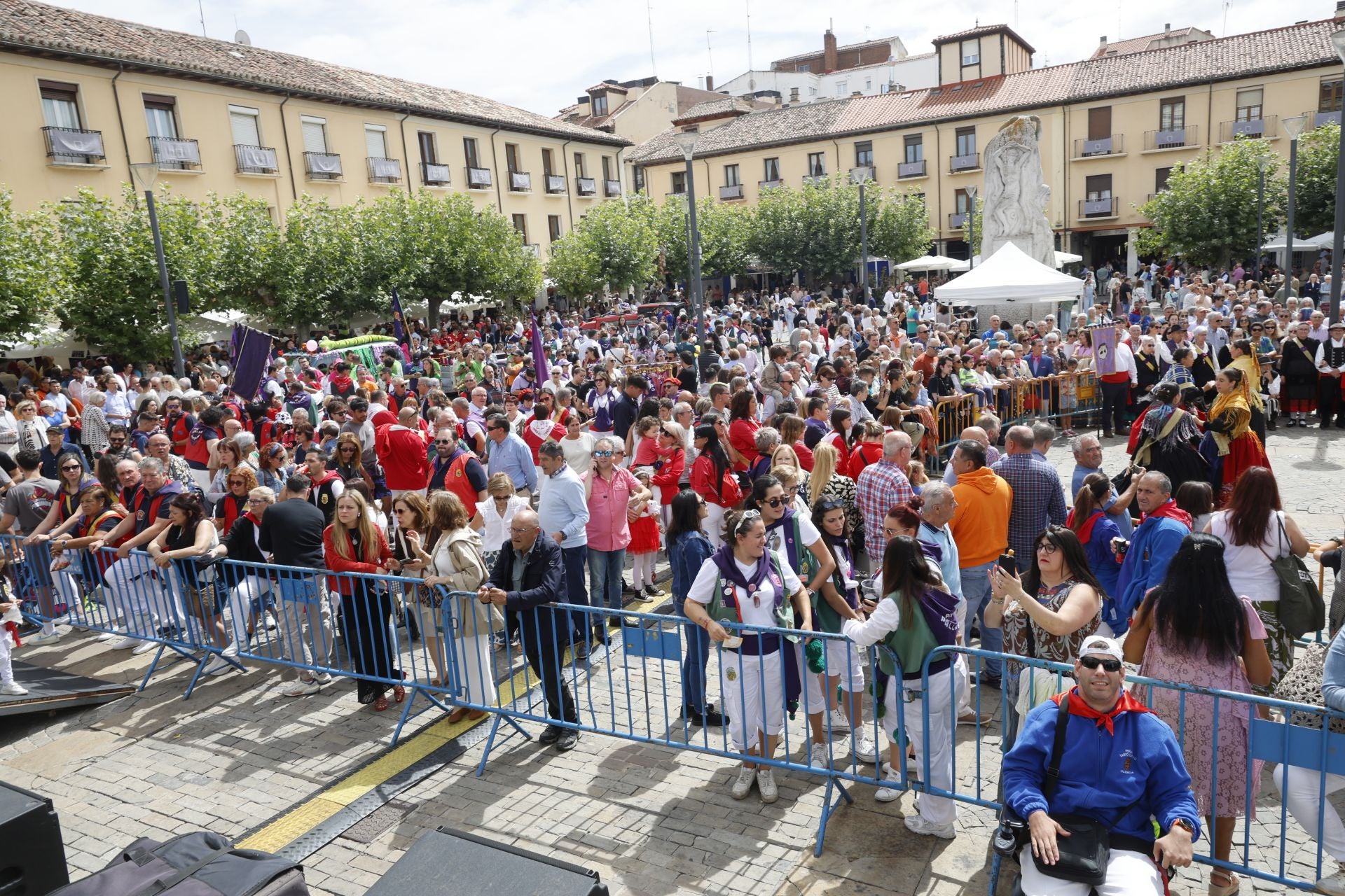 Así ha sido el desfile de los gigantes, cabezudos y peñas hasta la Plaza Mayor