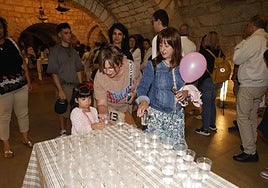 Cripta de San Antolín llena de vasos con agua bendita por el día del patrón.