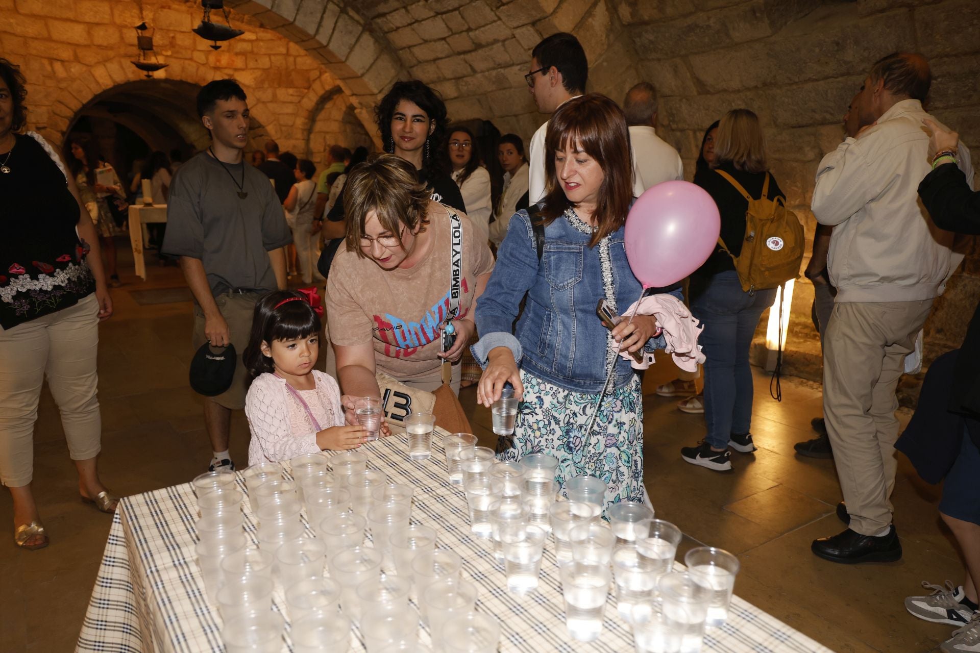 Largas colas para bajar a por el agua bendita a la cripta de San Antolín
