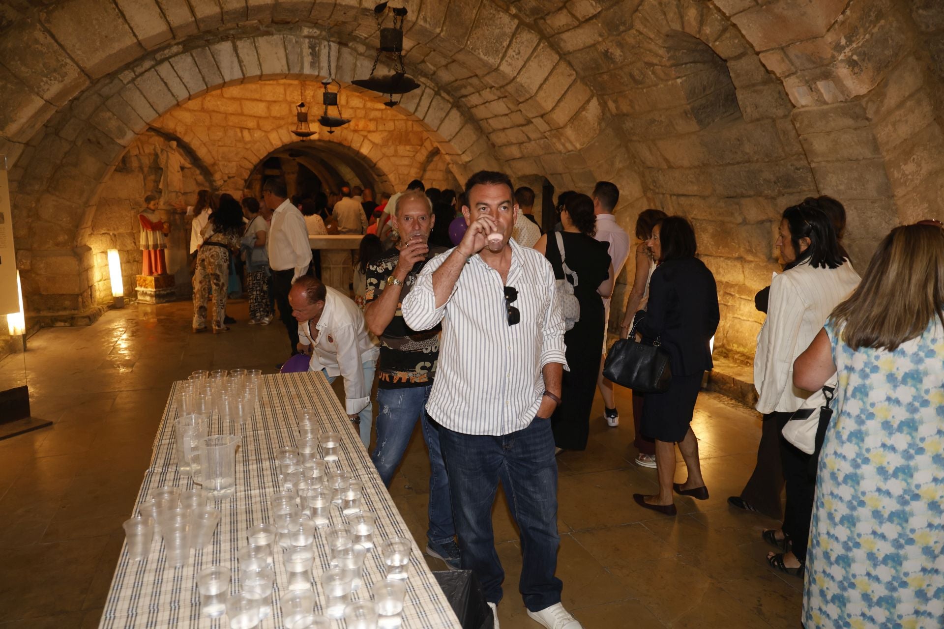 Largas colas para bajar a por el agua bendita a la cripta de San Antolín