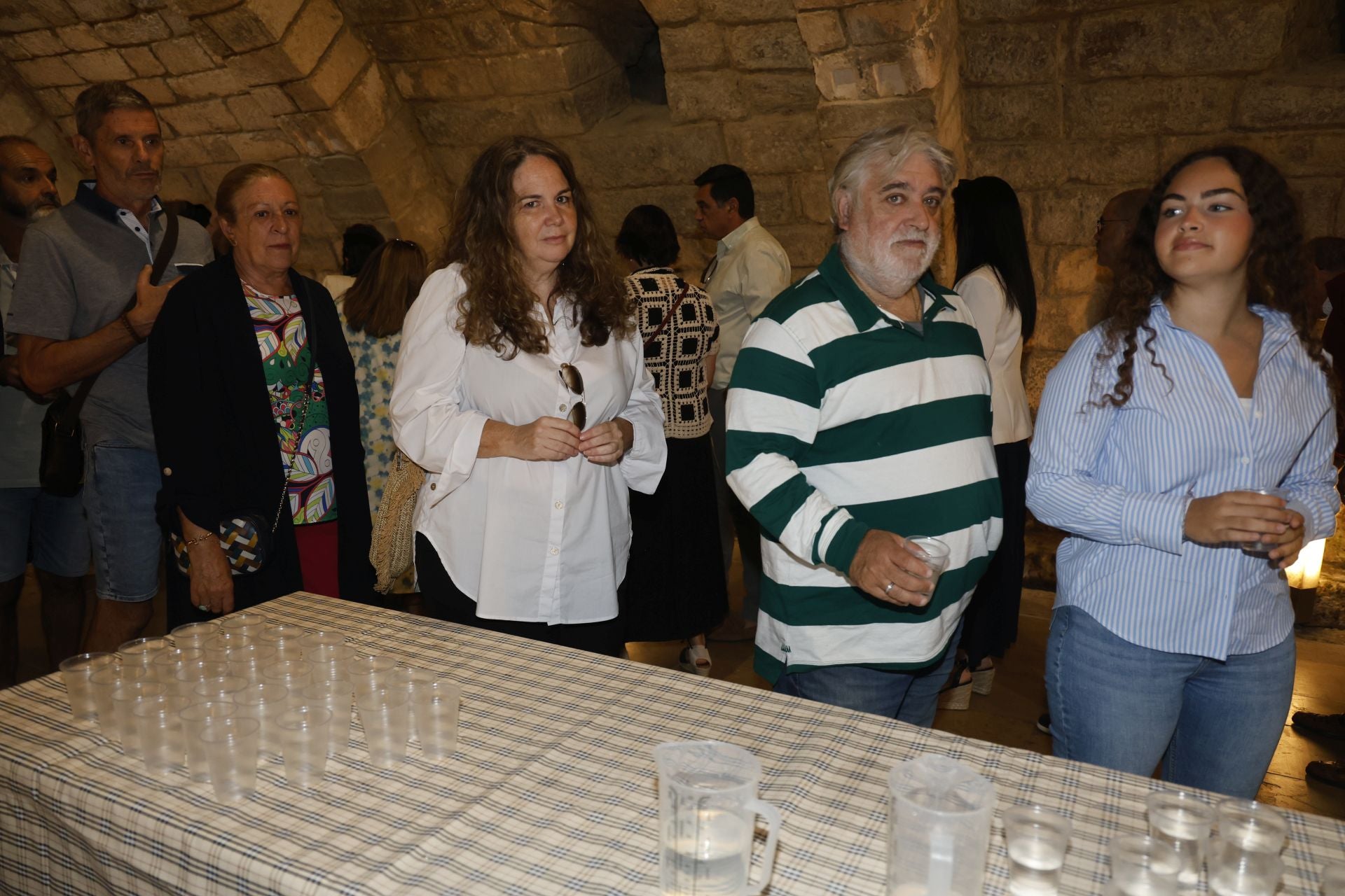 Largas colas para bajar a por el agua bendita a la cripta de San Antolín