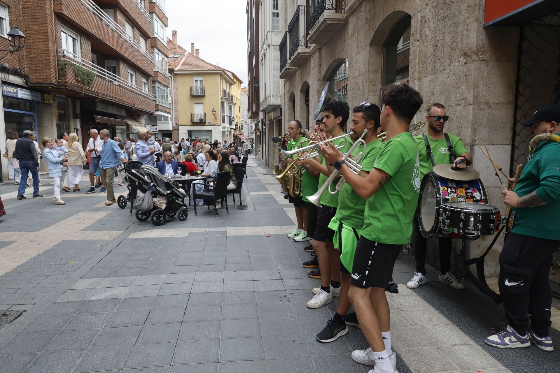 Los palentinos llenan las calles por San Antolín