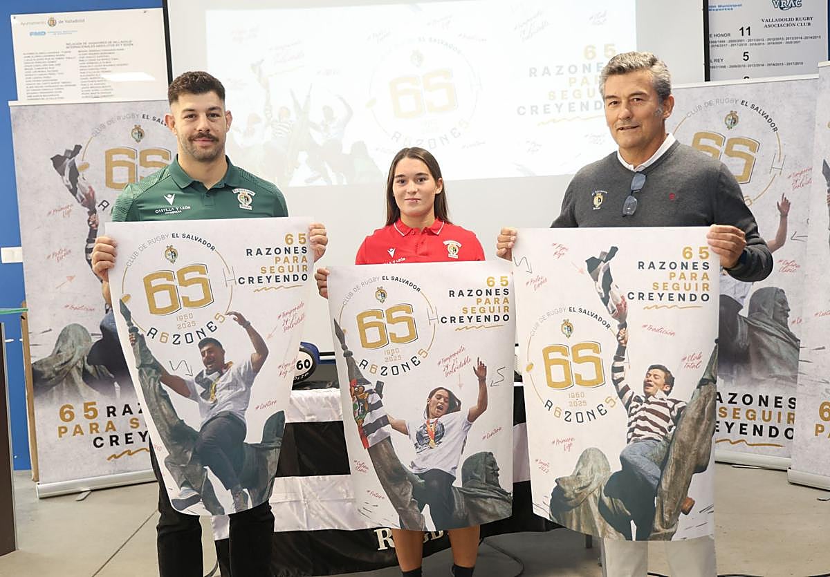 Gerardo de la Llana, Matilda Toca y José Miguel Prieto 'Chino posan con el cartel de la campaña de abonados.