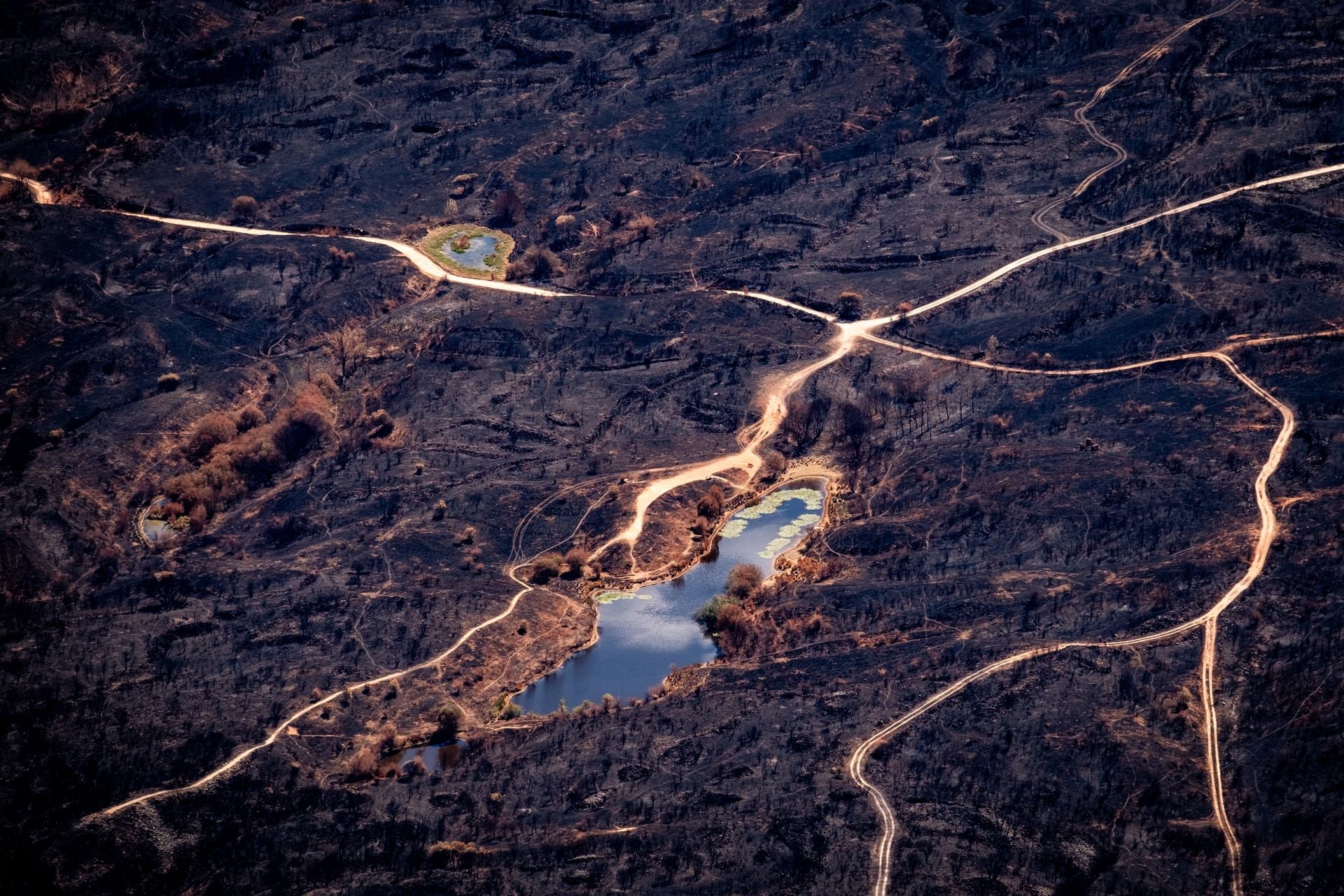 Dos lagunas cercanas a Las Médulas, con su entorno completamente calcinado.