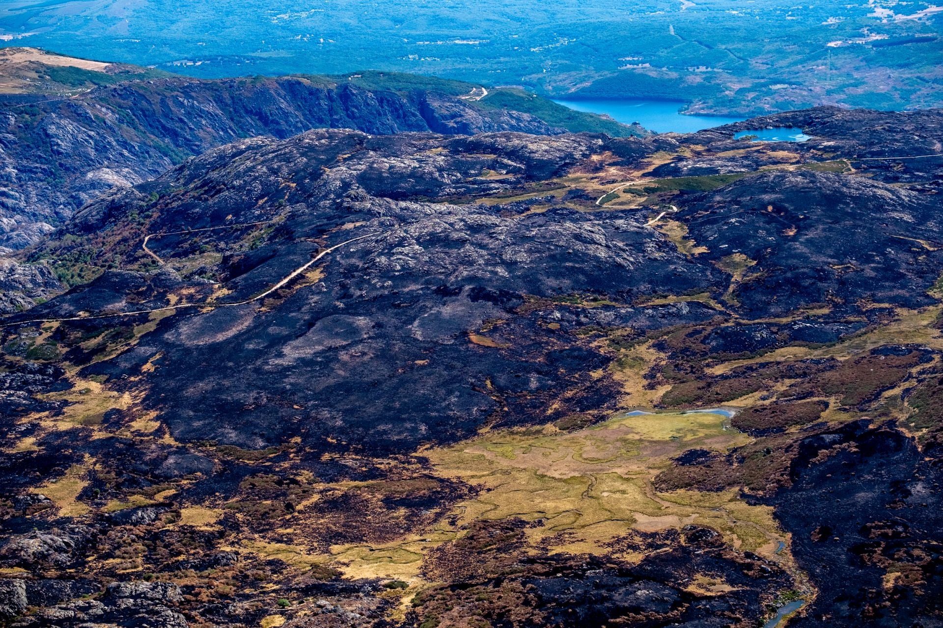 La sierra de Porto, con el cañón del Tera a sus pies y el Lago de Sanabria de fondo.