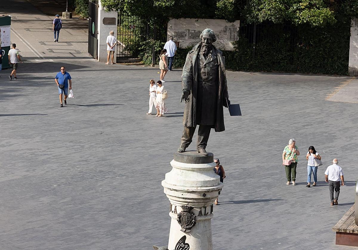 La estatua de Zorrilla, con el Campo Grande al fondo