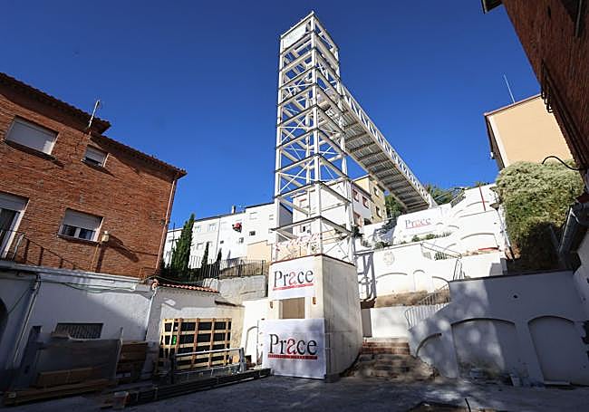 La estructura vista desde la plaza Porticada de Girón.