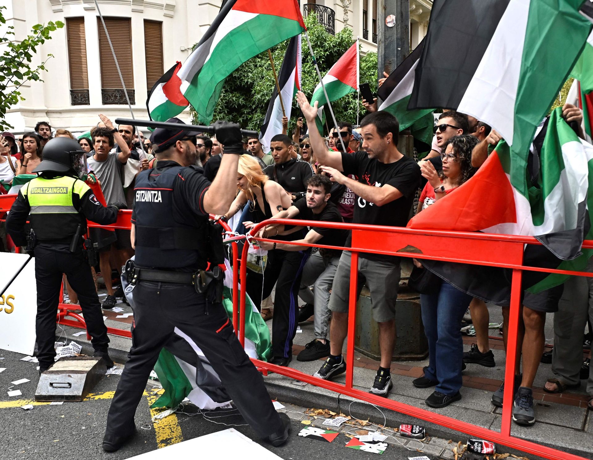 Las imágenes de las protestas propalestinas que han obligado a adelantar el final de una etapa en La Vuelta
