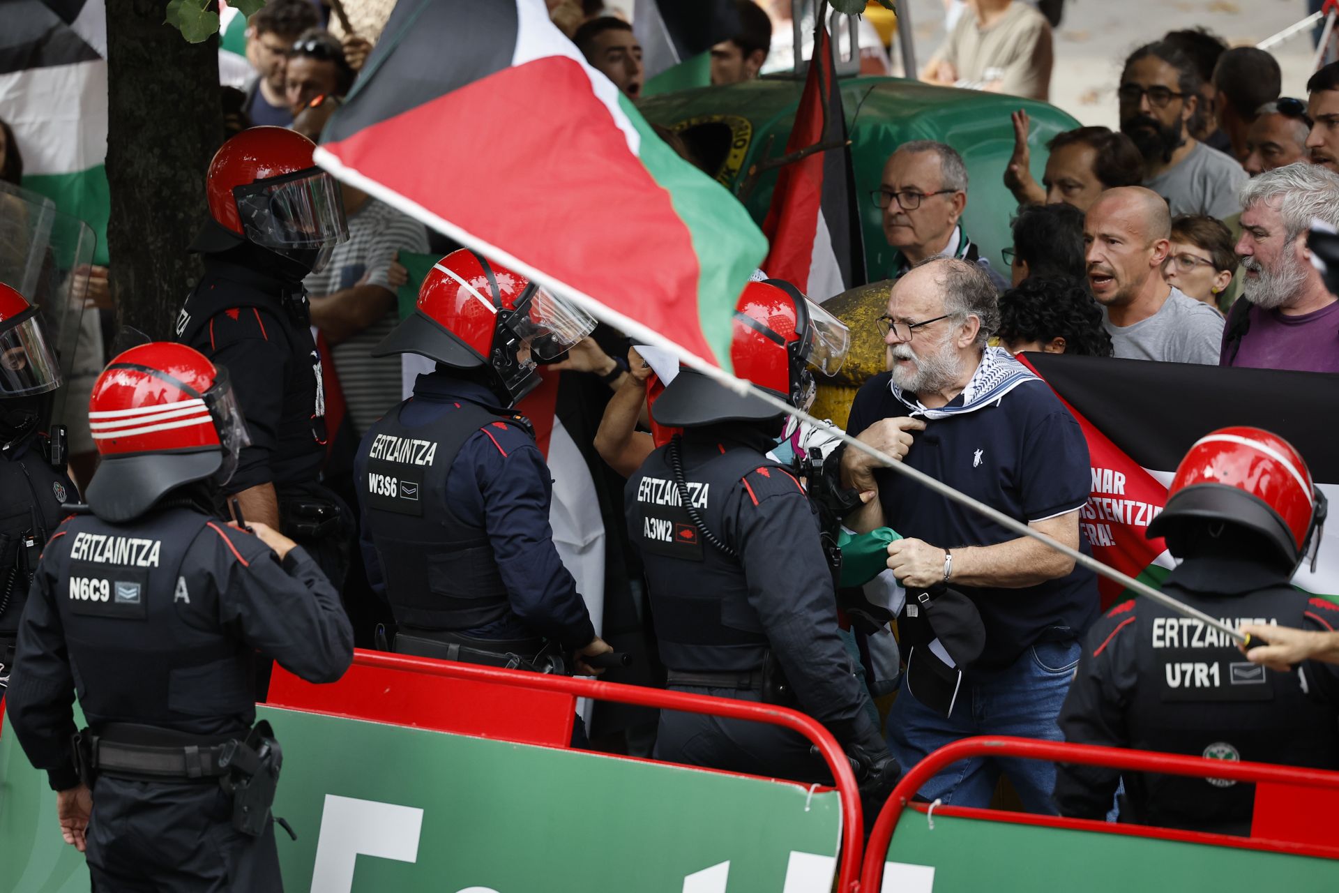 Las imágenes de las protestas propalestinas que han obligado a adelantar el final de una etapa en La Vuelta