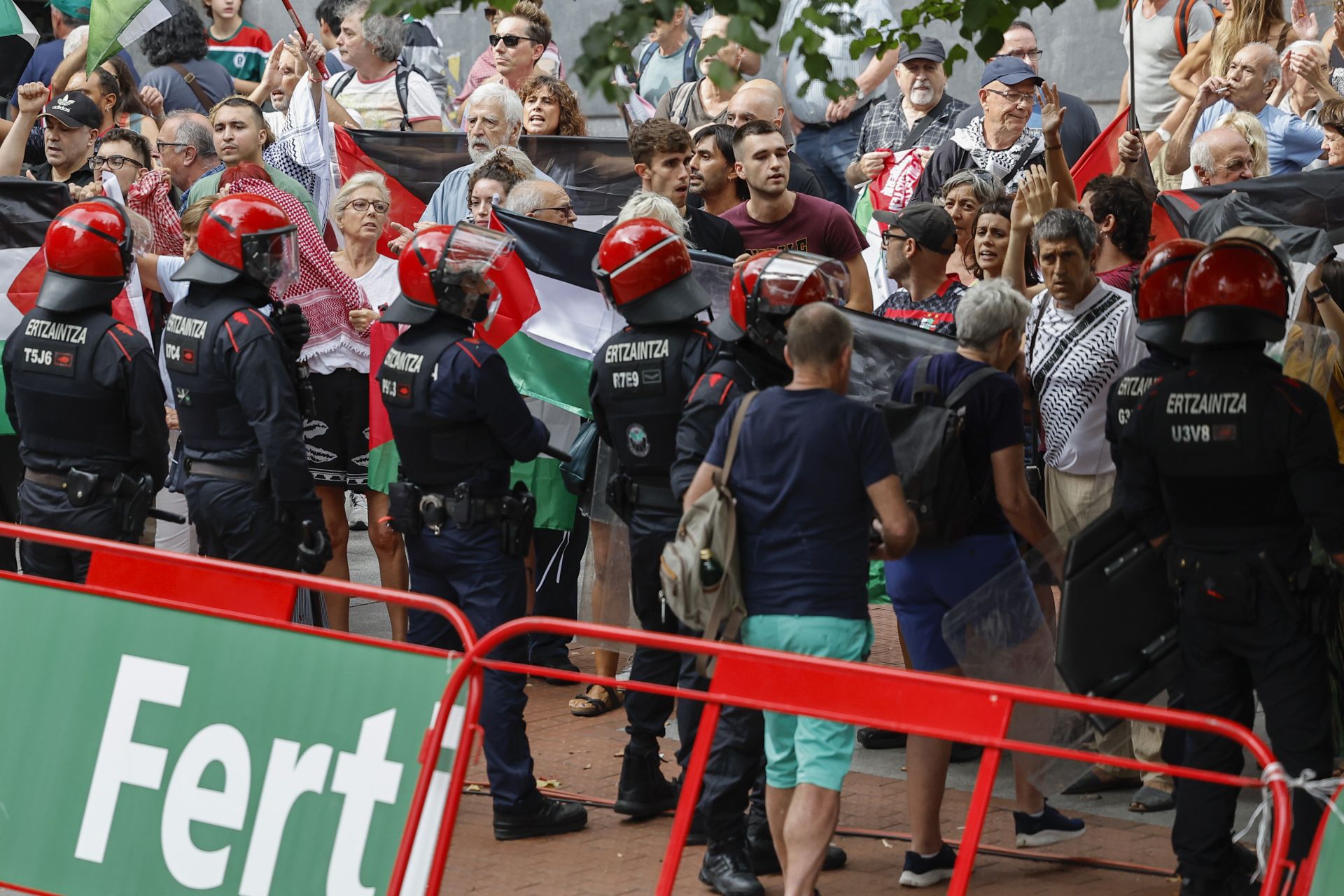 Las imágenes de las protestas propalestinas que han obligado a adelantar el final de una etapa en La Vuelta