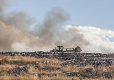 Un incendio calcina el depósito de rechazos de Martín Miguel: «El humo es escandaloso»