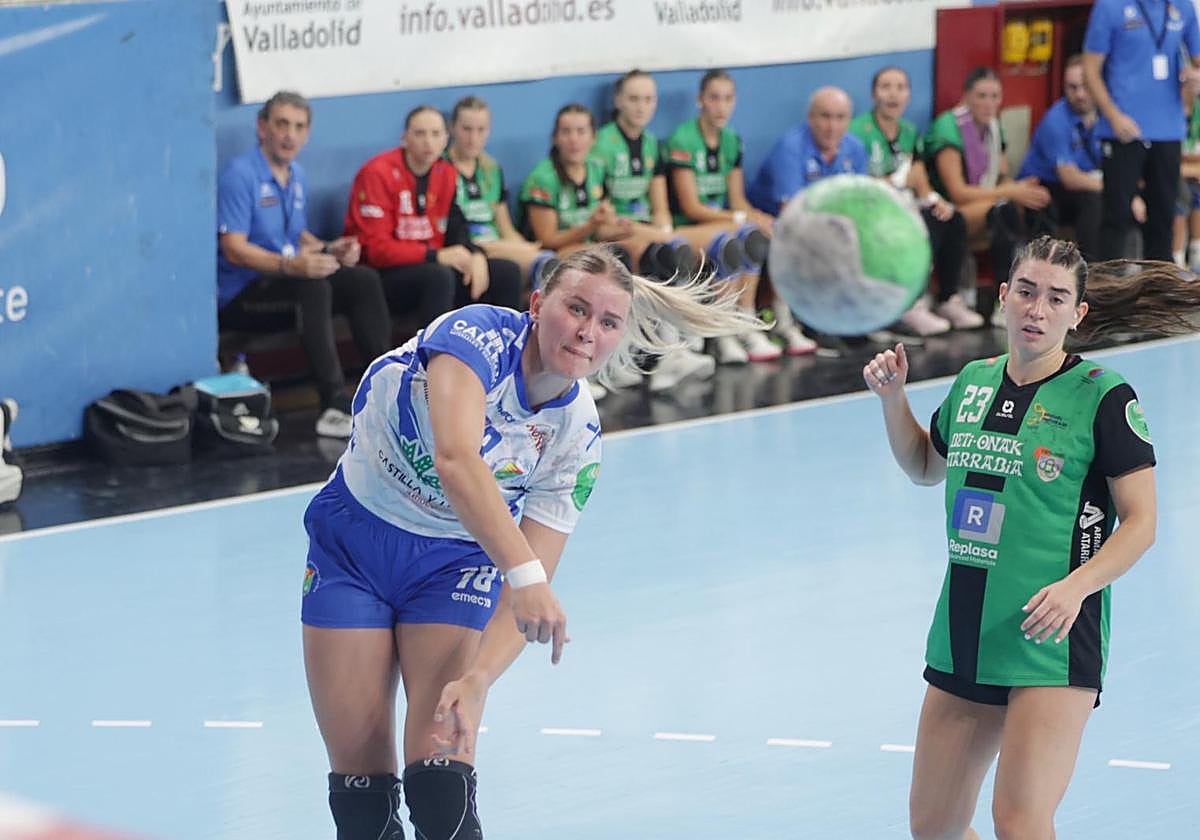 Polina Gorbatsjova, en pleno lanzamiento, ante la visitante Elsa Ventura durante el partido de este miércoles en Huerta del Rey