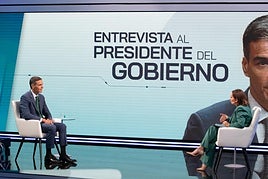 El presidente del Gobierno, Pedro Sánchez, acompañado por la periodista Pepa Bueno, durante la entrevista que concedió a RTVE.