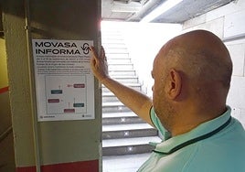 Un trabajador del aparcamiento de la Plaza Mayor coloca el cartel que anuncia el horario de cierre de sus accesos durante las fiestas.