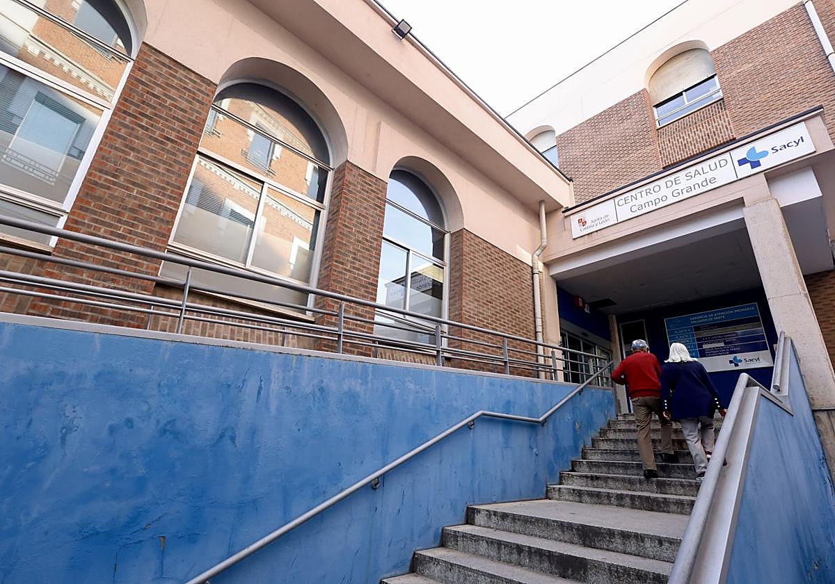Entrada al centro de salud conocido como la Casa del Barco, junto al Campo Grande vallisoletano.