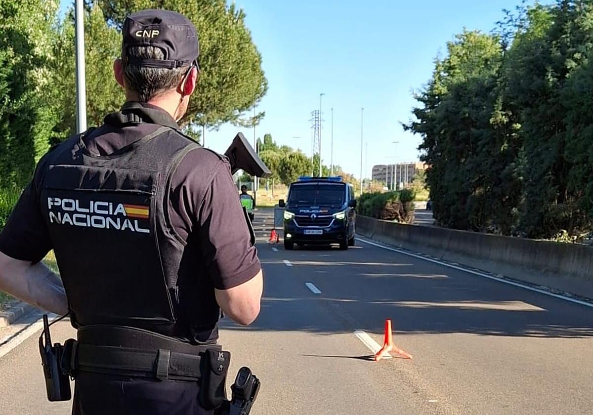 Un Policía Nacional en un control en una calle de Valladolid.