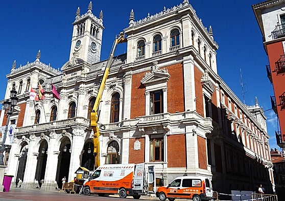 La grúa con la que se ha renovado la iluminación de la fachada del Ayuntamiento.