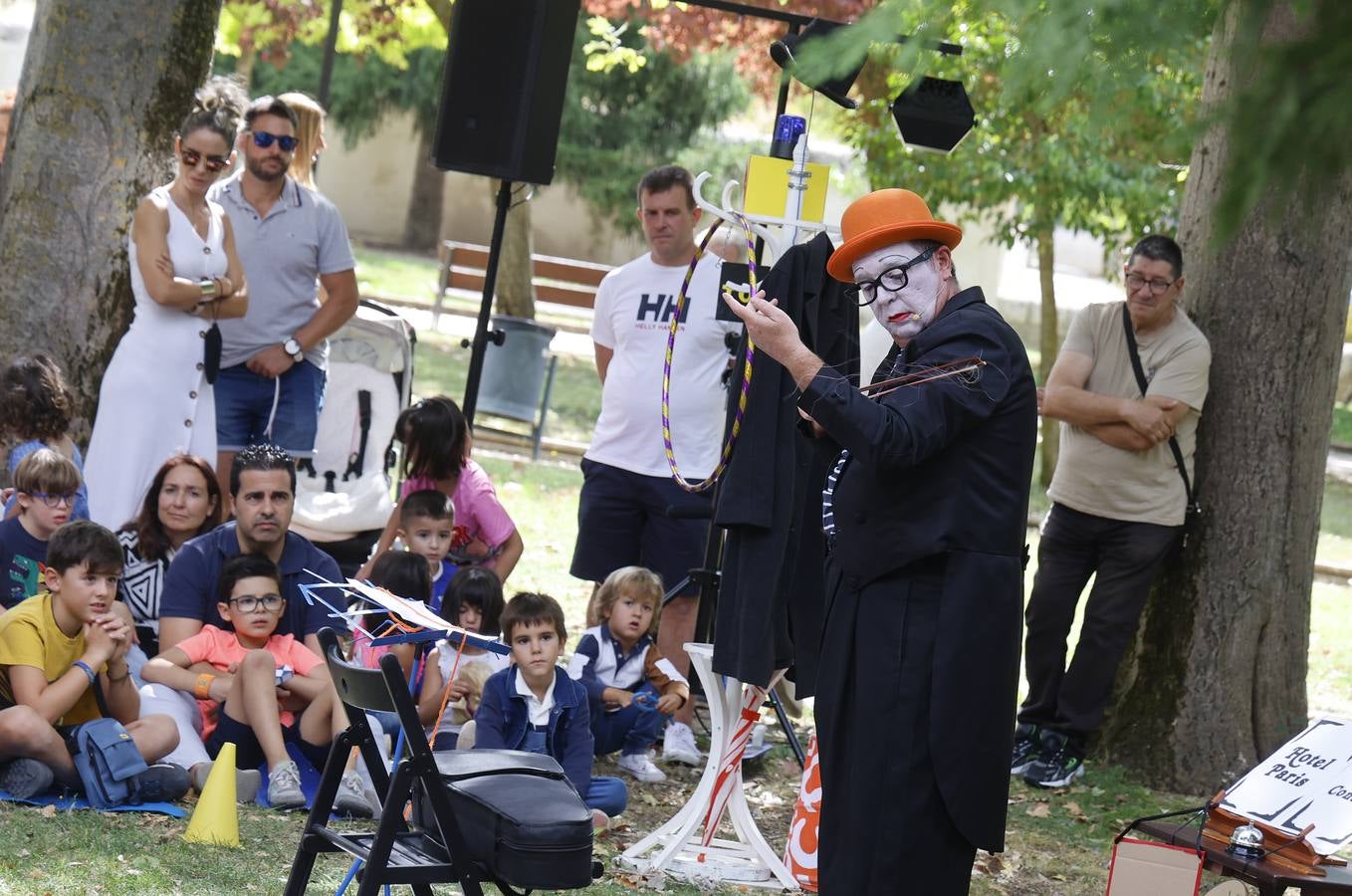 Así es la Muestra de Artistas de Calle por los barrios de Palencia