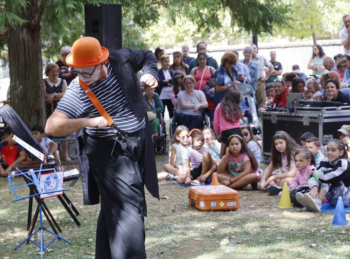 Así es la Muestra de Artistas de Calle por los barrios de Palencia