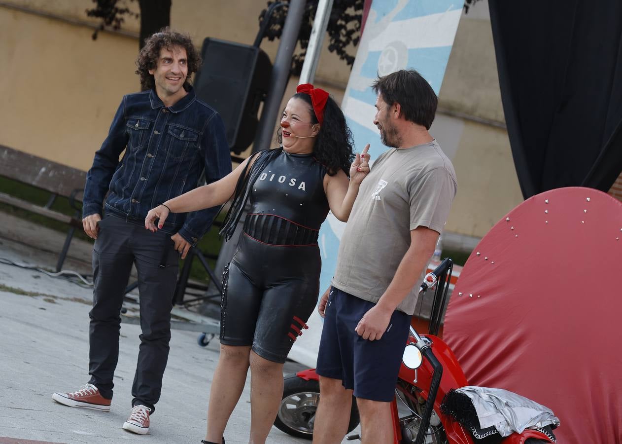 Así es la Muestra de Artistas de Calle por los barrios de Palencia