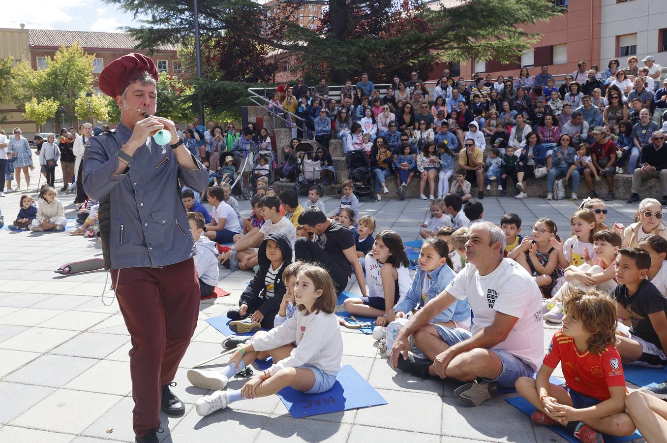 Así es la Muestra de Artistas de Calle por los barrios de Palencia