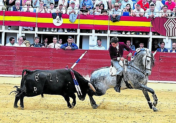 Hermoso de Mendoza en un lance de la lidia.