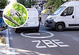 Señal en la calzada y cámara de control en la zona de bajas emisiones.