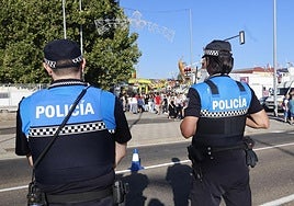 Dos agentes de la Policía Local ante el reinto ferial, en una imagen de archivo.