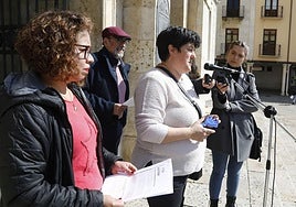 Susana Blanco, delante del micrófono, durante la lectura de un manifiesto en la Plaza Mayor.