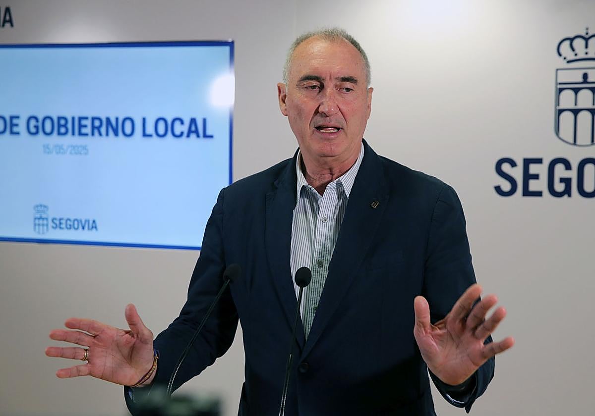José Mazarías, alcalde de Segovia, durante una rueda de prensa.