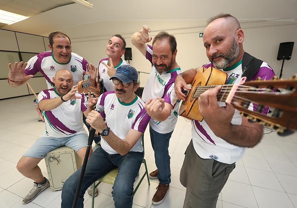 Los miembros de Los Pichas durante uno de sus ensayos con la camiseta del Juventud Rondilla.