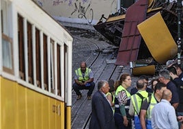 Servicios de rescate ante el elevador siniestrado.