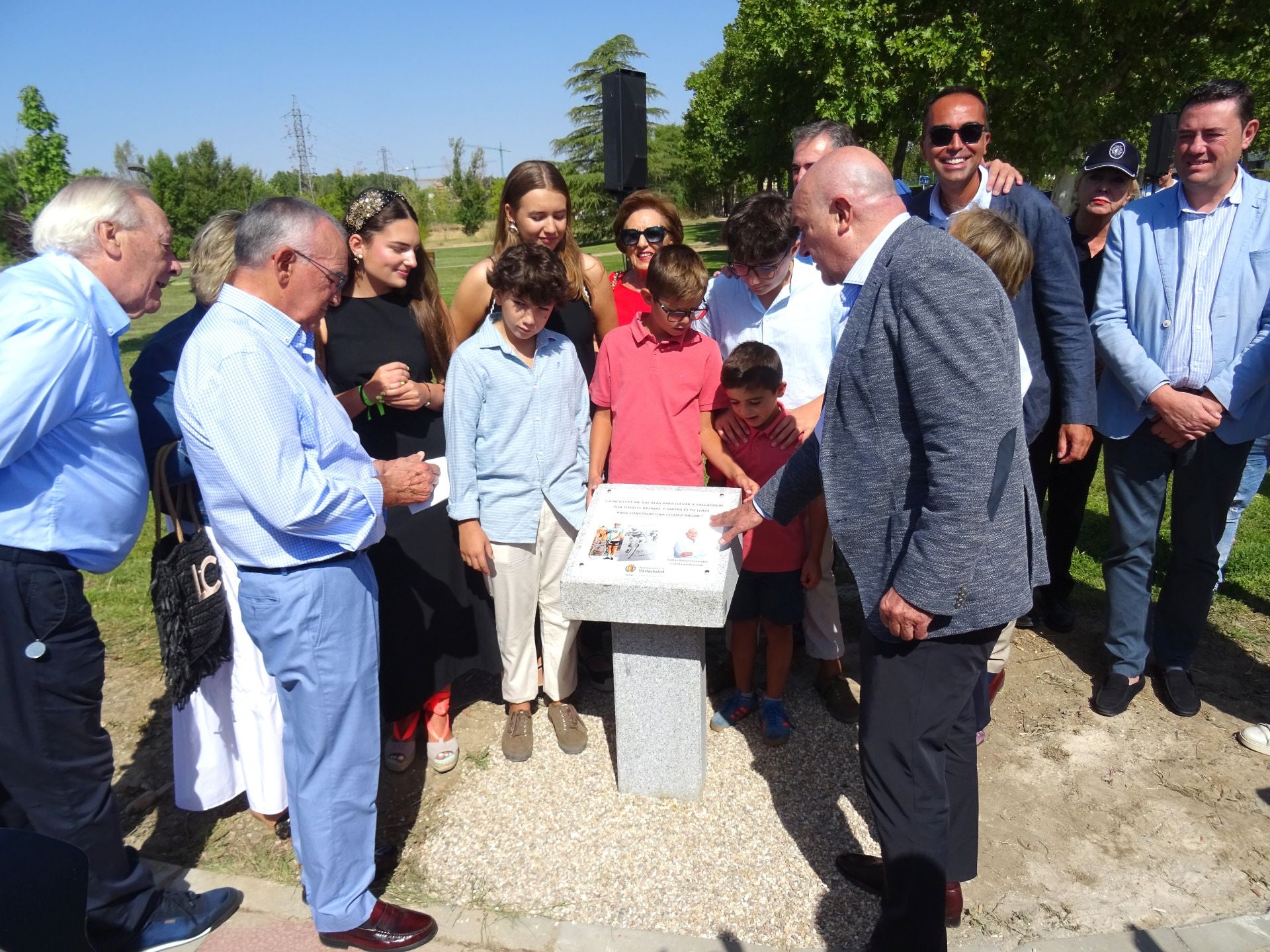 El nuevo carril bici del Camino Viejo de Simancas luce el nombre de Tomás Nistal