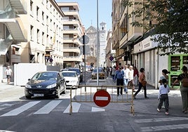 Los vehículos circulan por la calle Felipe II en un tramo que hasta este jueves era dirección prohibida.