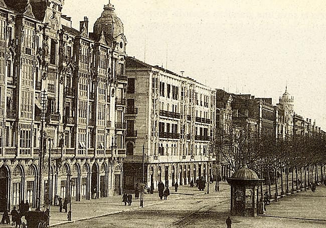 Vista de la Acera de Recoletos, con la Casa Mantilla, la Casa Resines y la Casa del Príncipe, a principios del siglo XX.