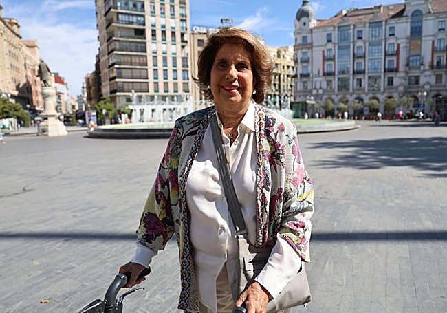 Teresa Guitián, vecina de Campo Grande, pasea ante la casa donde nació.