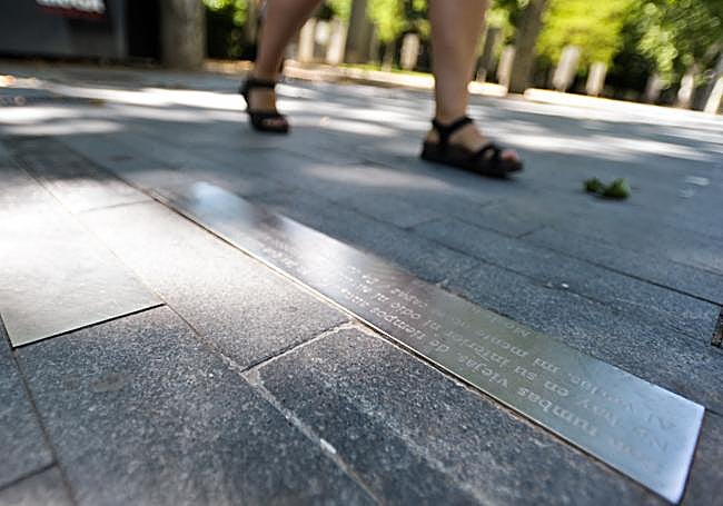 Una de las placas con textos en hebreo y en castellano que recuerdan la antigua necrópolis judía.