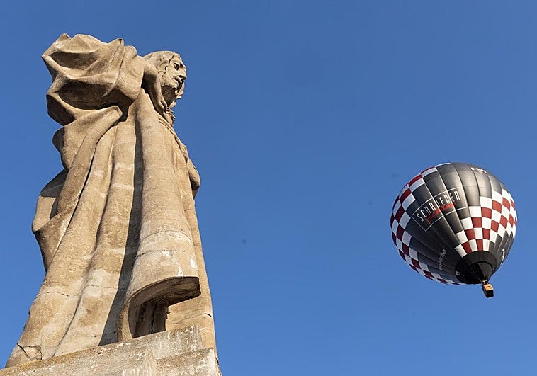 Uno de los globos, a su paso por las inmediaciones de la Catedral de Valladolid
