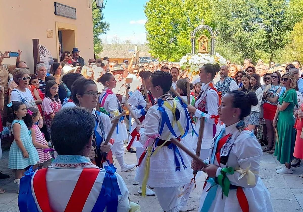 Bailes en honor a la Virgen de Alconada.